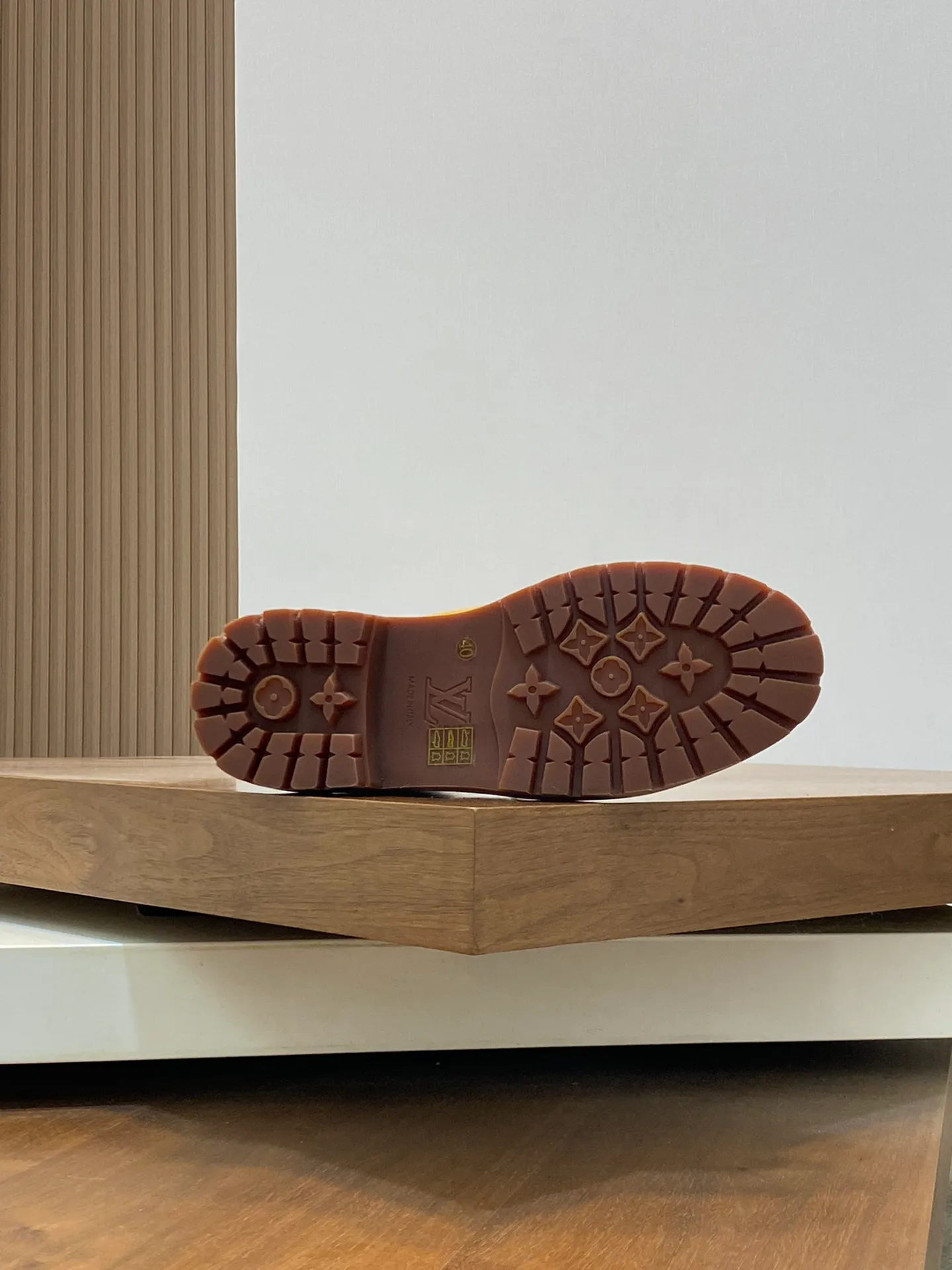 Men's shoes 💰💰760 Loui* Vuitto* x Timberlan* co-branded presbyopic rhubarb boots, ankle boots, short boots, LV x Timberland ankle boots are made of Monogram embossed waterproof nubuck cow leather, relying on the brand's exquisite craftsmanship to carefully reshape the classic Timberland 6-inch boot shape in Italy, making an eye-catching appearance in American workwear style. Created by Pharrell Williams Men's Fall/Winter 2024 show. The Monogram embossed tongue, original Timberland laces and outsole are exquisite details, the leather label expresses the cooperation logo, and the delivery counter is exquisitely packaged! ▪️Size: Women's 35-40 (customized in 40) ▪️Size: Men's 39-46 (45/46 customized)